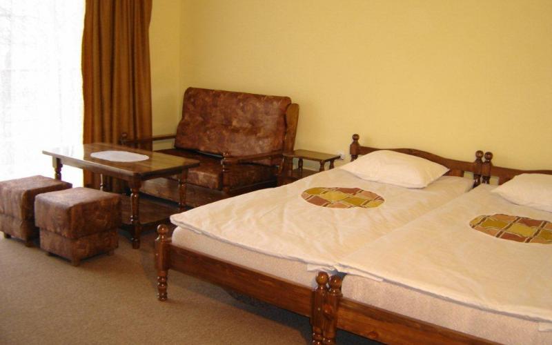 Приморско Хотел Рила основна стая с две легла, диван и масичка