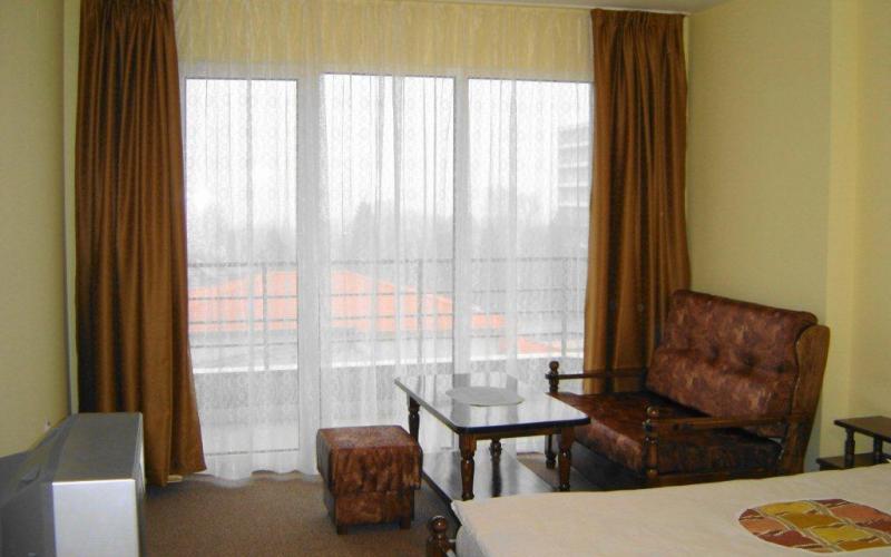 Приморско Отель Рила две кровати и диван